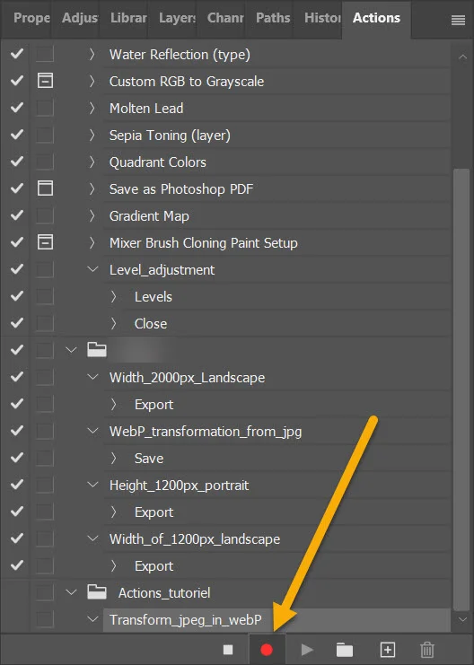 Panneau Action de Photoshop, une flèche pointe vers le symbole représentant un petit point rouge et signifiant enregistrement d’une action en cours