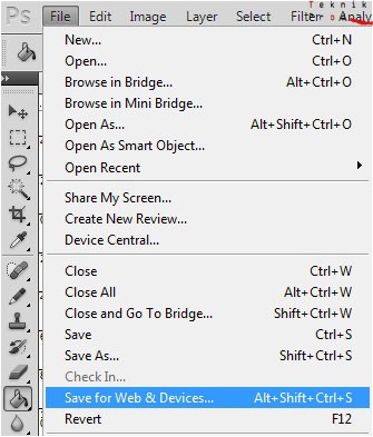 choisissez "File \> Save for Web and Devices…" »></p>
<p>Dans la fenêtre <strong>Save for Web & Devices (Enregistrer pour le Web et les périphériques)</strong> :</p>
<p>Sélectionnez le format <strong>PNG-24</strong>, puis activez l’option <strong>Transparency (Transparence)</strong> afin de conserver les zones transparentes de l’image.</p>
<p>Si nécessaire, vous pouvez ajuster les dimensions de l’image à l’aide de la section <strong>Image Size (Taille de l’image)</strong> située en bas de la boîte de dialogue <strong>Save for Web & Devices (Enregistrer pour le Web et les périphériques)</strong>.</p>
<p>Le poids estimé du fichier s’affiche sous l’aperçu de l’image, ce qui vous permet d’optimiser le rapport qualité / taille.</p>
<p>Enfin, cliquez sur <strong>« Save » (Enregistrer)</strong> et choisissez l’emplacement de votre choix pour finaliser l’export.</p>
<p><img decoding=