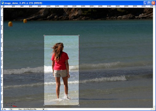 recadrage d’une photo dans Photoshop d’une femme vue de dos marchant sur une plage