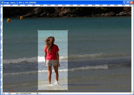 recadrage d’une photo dans Photoshop d’une femme vue de dos marchant sur une plage