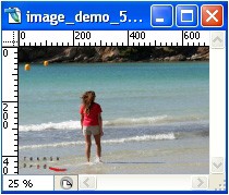 Photo d’une femme vue de dos sur une plage